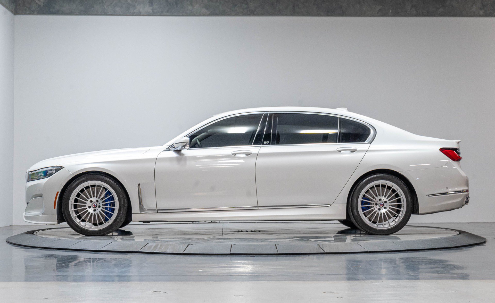 Used 2022 BMW ALPINA B7 xDrive AWD/4WD image 34