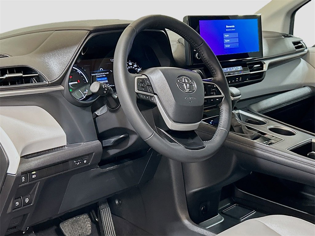 Used 2025 Toyota Sienna XLE image 7