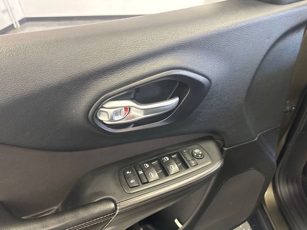 Used 2015 Jeep Cherokee Latitude w/ Comfort/Convenience Group AWD/4WD image 10
