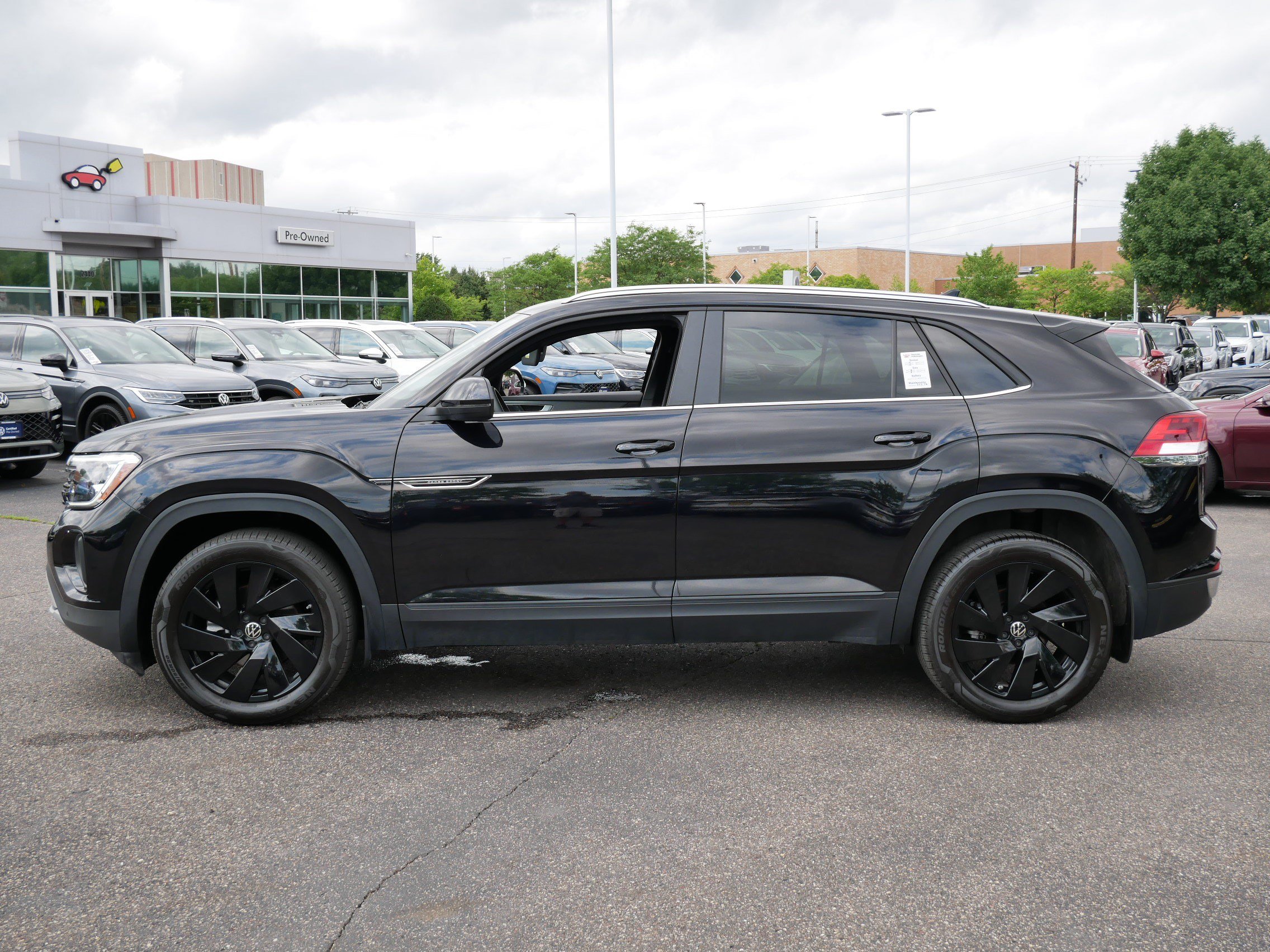 Certified 2024 Volkswagen Atlas Cross Sport SE w/ Panoramic Sunroof Package AWD/4WD image 4