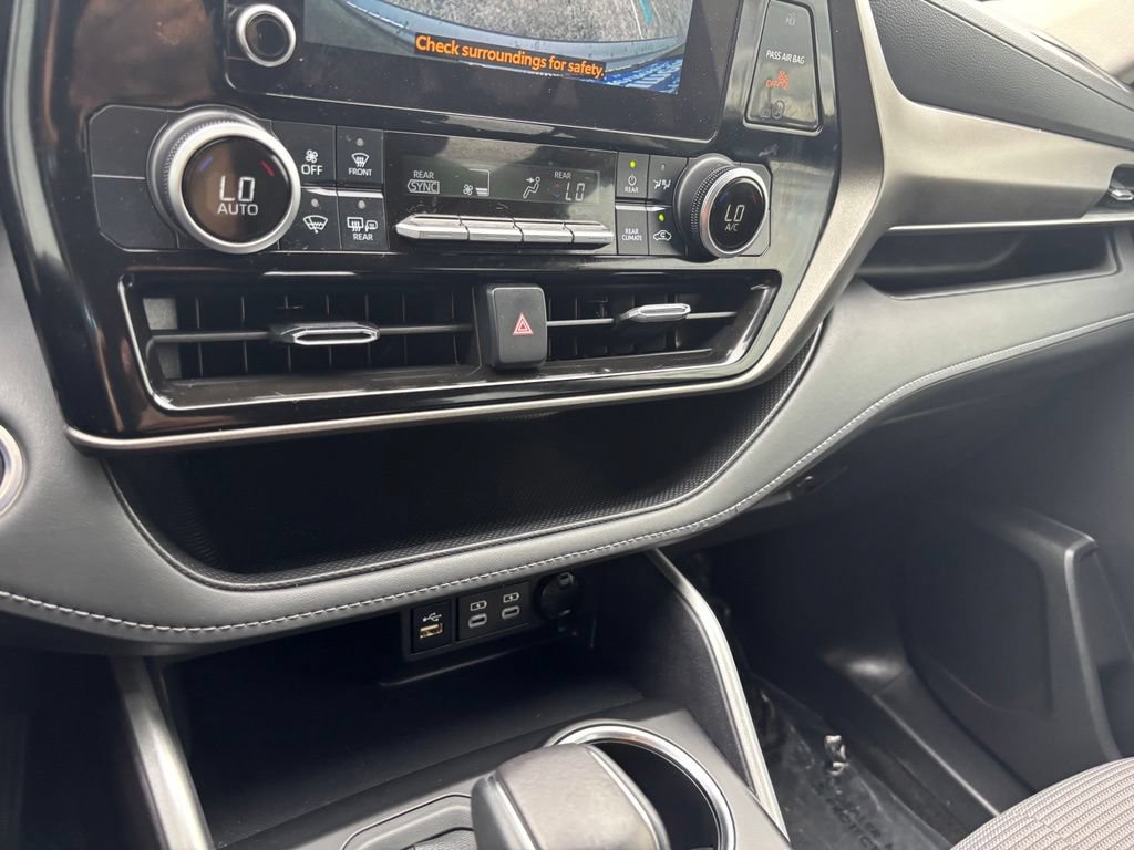 Used 2024 Toyota Highlander LE AWD/4WD image 30