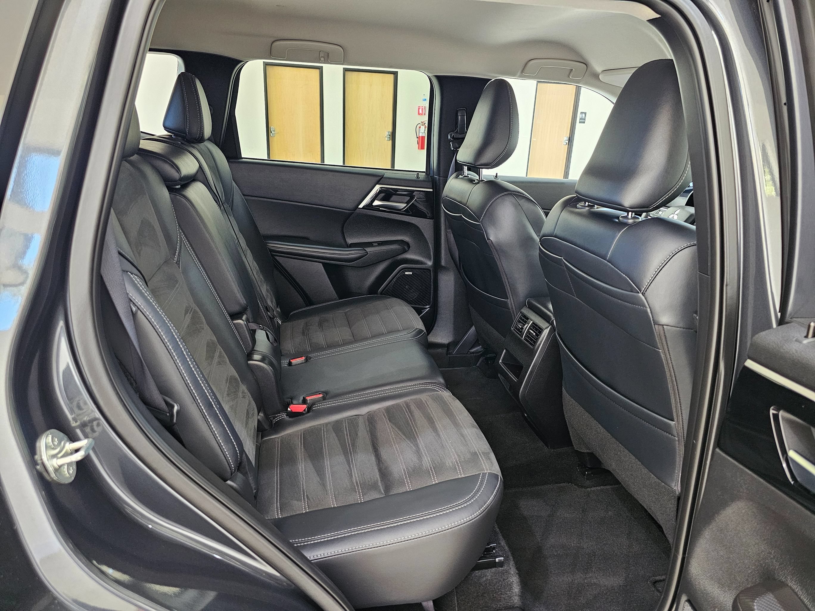 Used 2025 Mitsubishi Outlander SE AWD/4WD image 31
