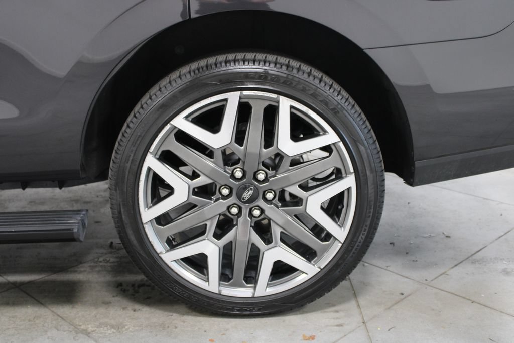 Used 2025 Ford Expedition Platinum w/ Platinum Ultimate Package AWD/4WD image 18