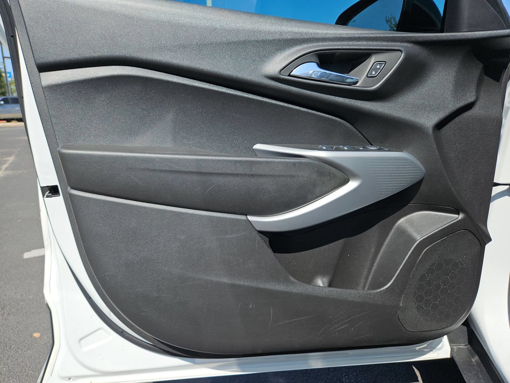 Certified 2025 Chevrolet Trax RS w/ Sunroof Package FWD image 11