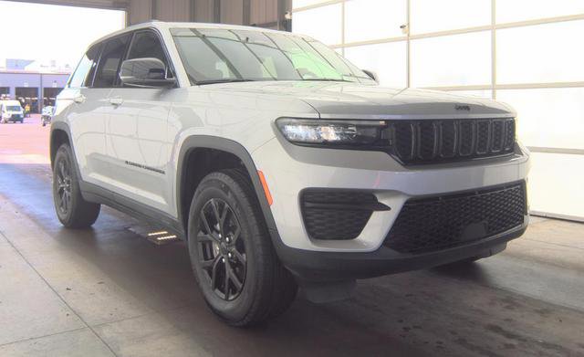 Used 2025 Jeep Grand Cherokee Altitude image 3
