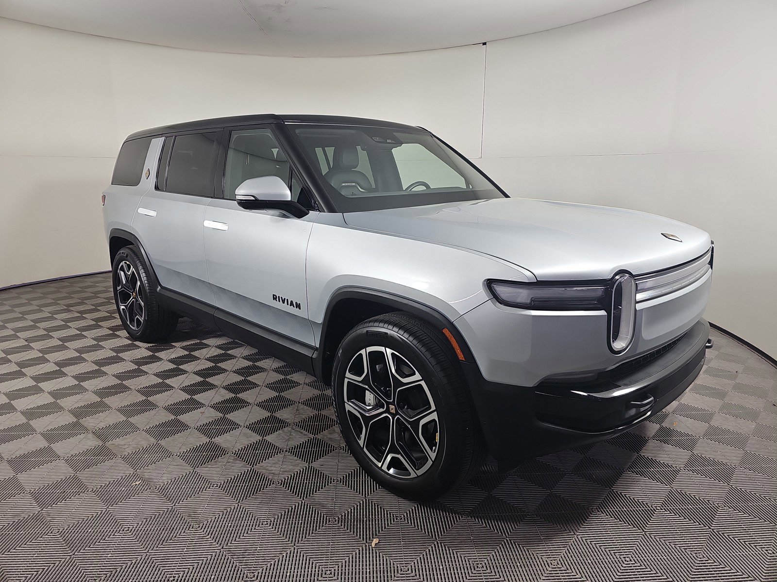 Used 2025 Rivian R1S Adventure AWD/4WD image 7