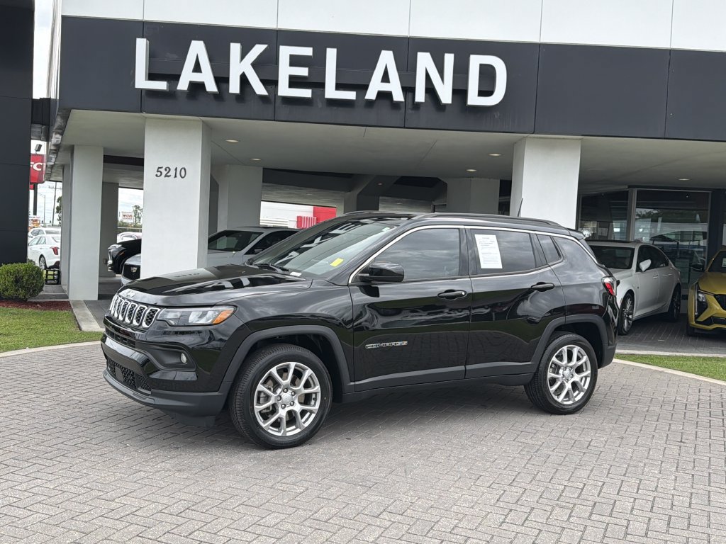 Used 2024 Jeep Compass Latitude AWD/4WD image 2