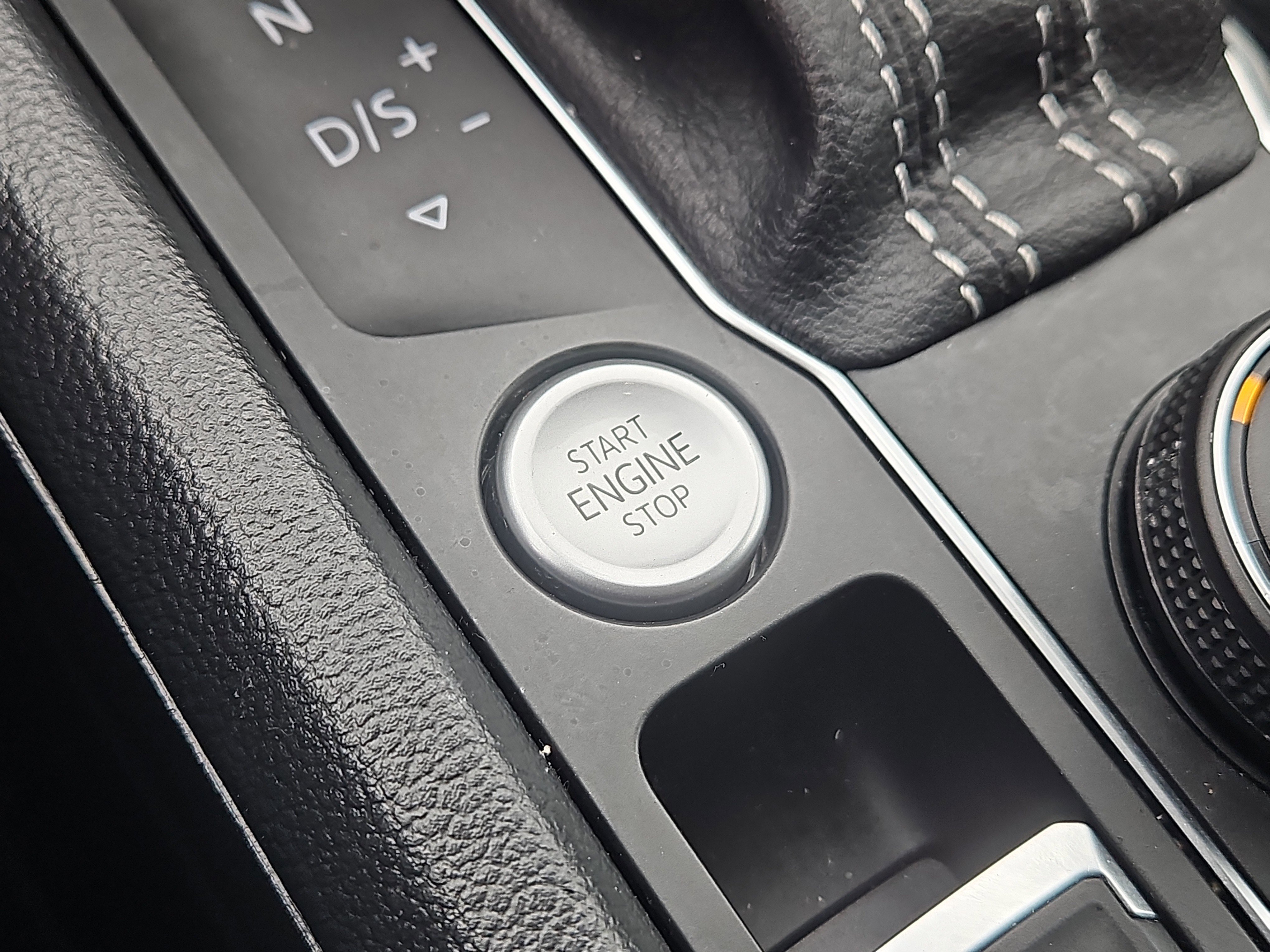 Certified 2023 Volkswagen Atlas SE w/ Black Wheel Package image 16