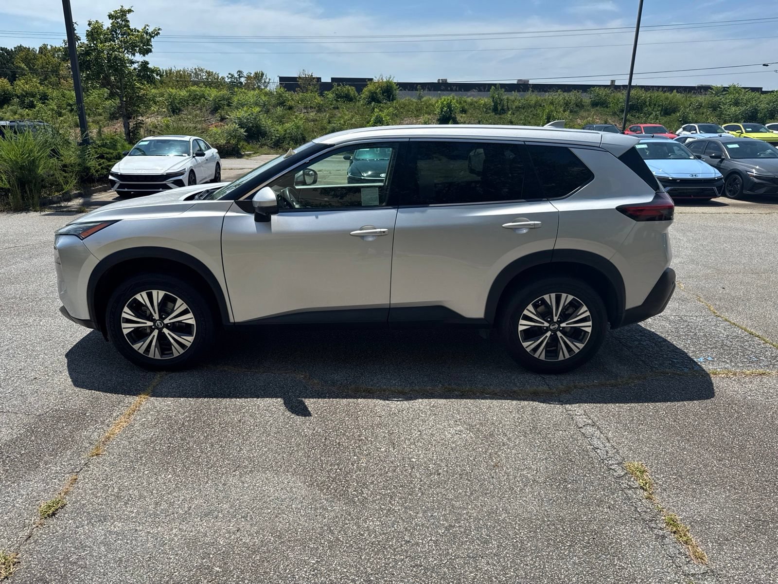 Used 2021 Nissan Rogue SV FWD image 2