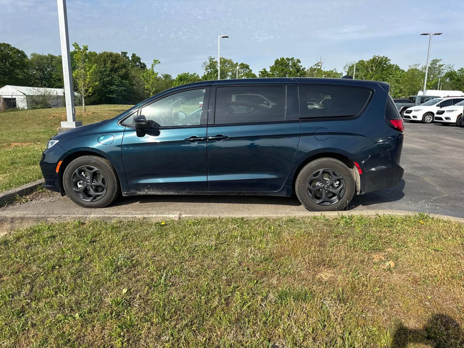 Used 2023 Chrysler Pacifica Touring-L w/ S Appearance Package FWD image 8