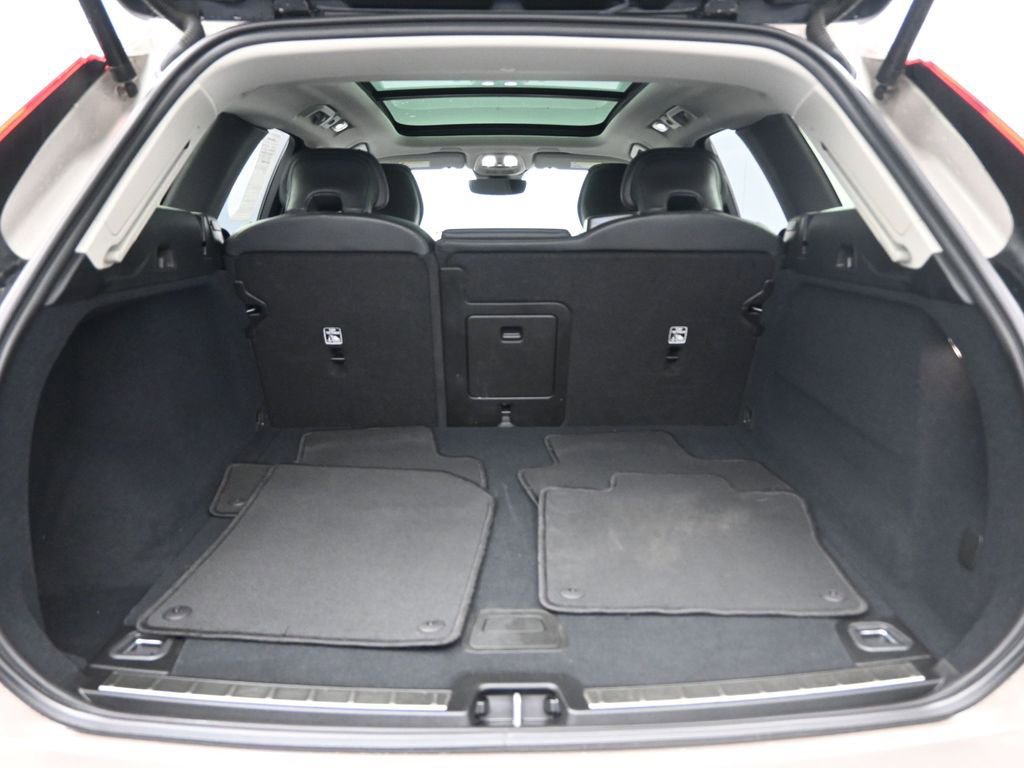 Used 2025 Volvo XC60 B5 Plus image 31
