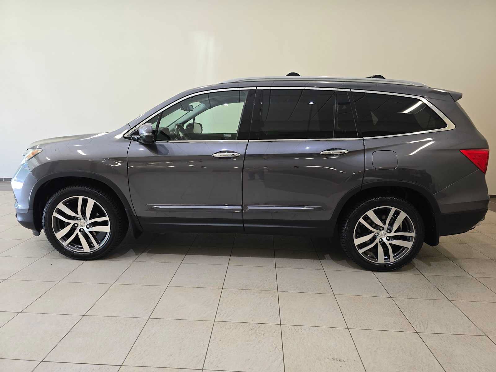 Used 2017 Honda Pilot Touring image 3