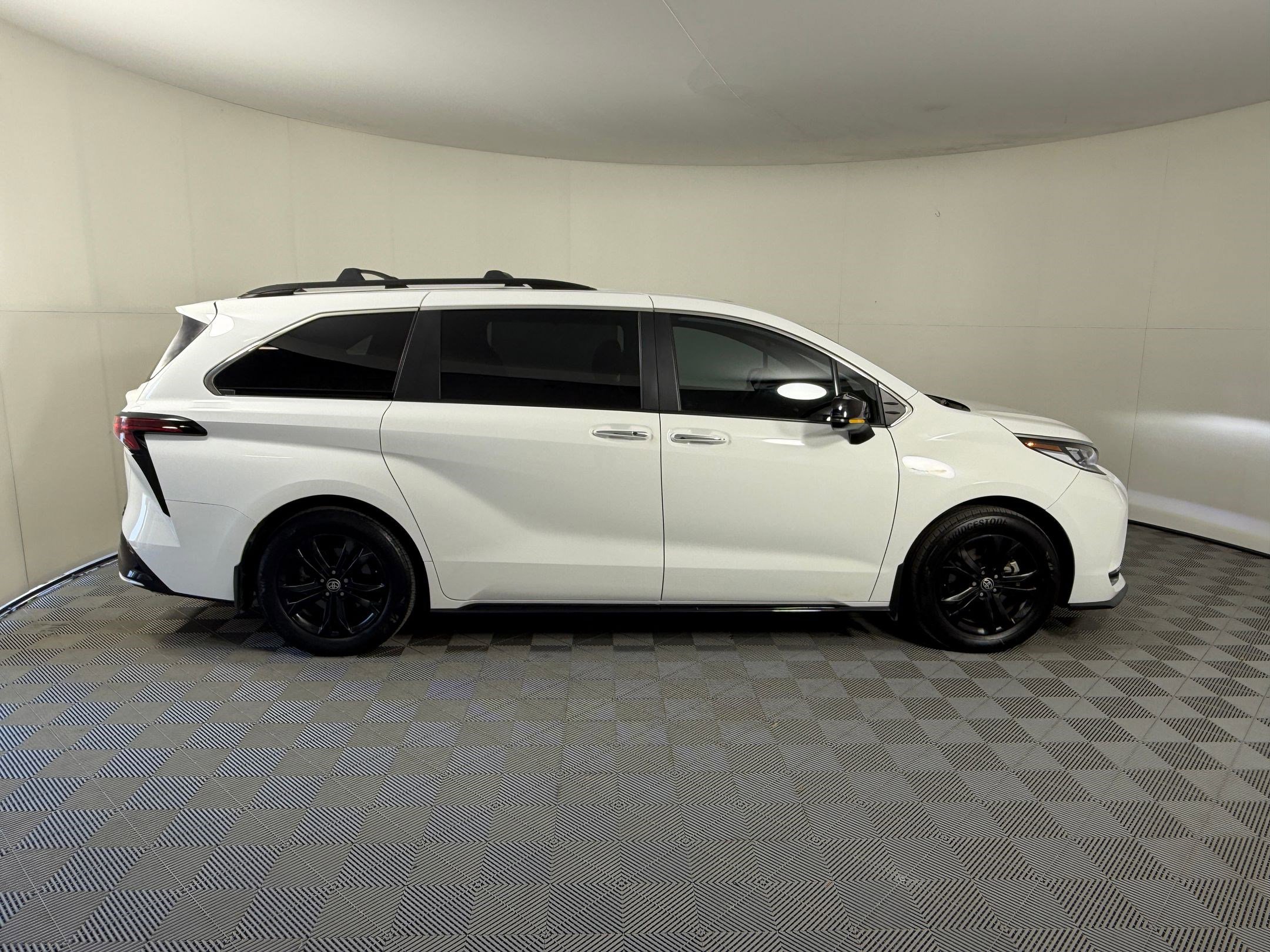 Used 2023 Toyota Sienna XSE AWD/4WD image 8