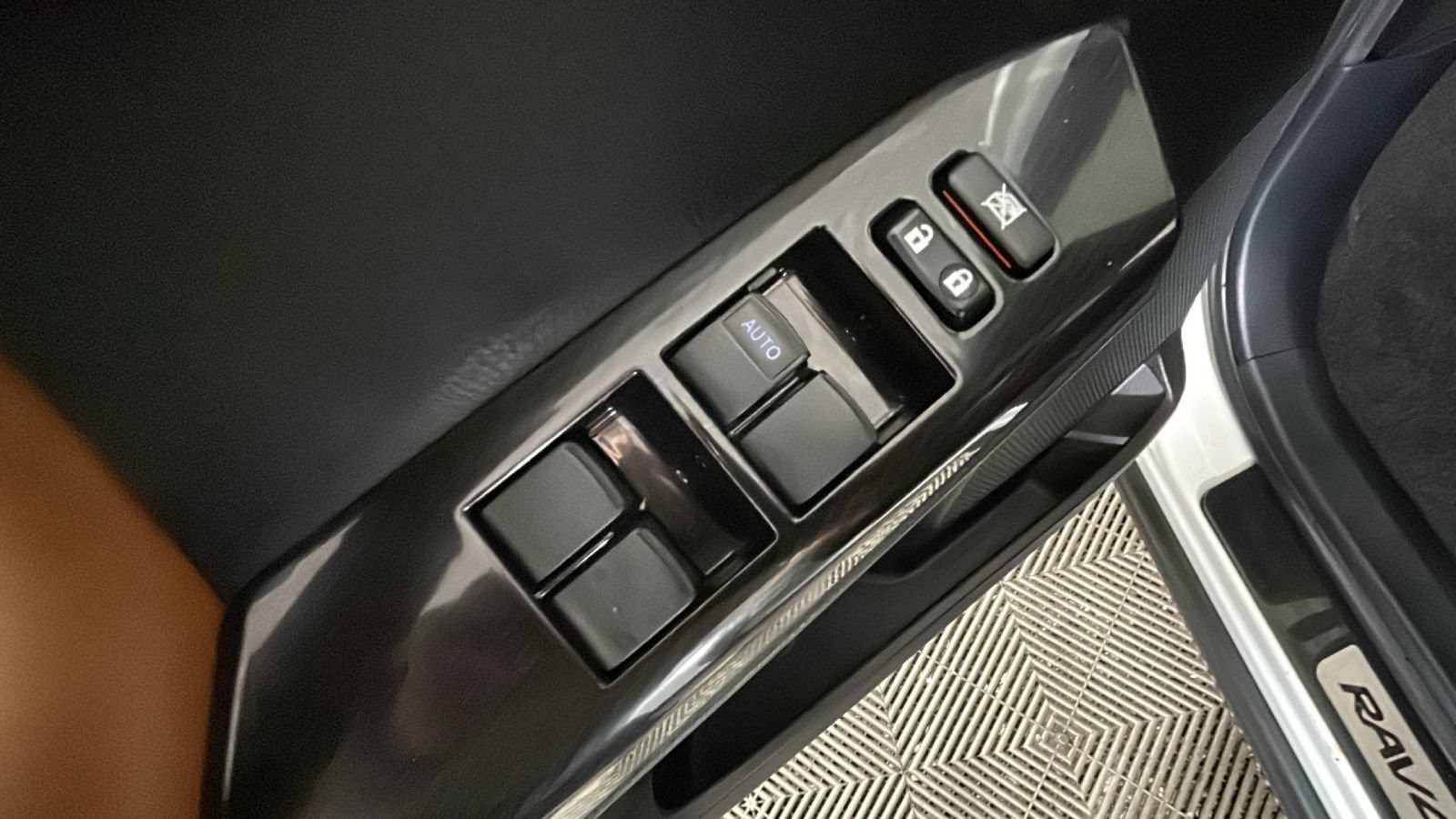Used 2018 Toyota RAV4 SE w/ Power Extra Value Package AWD/4WD image 12