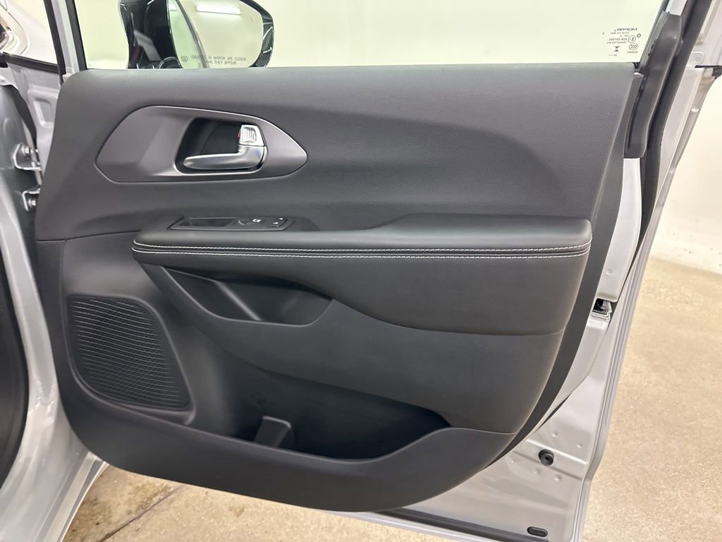 New 2026 Chrysler Pacifica Select image 17
