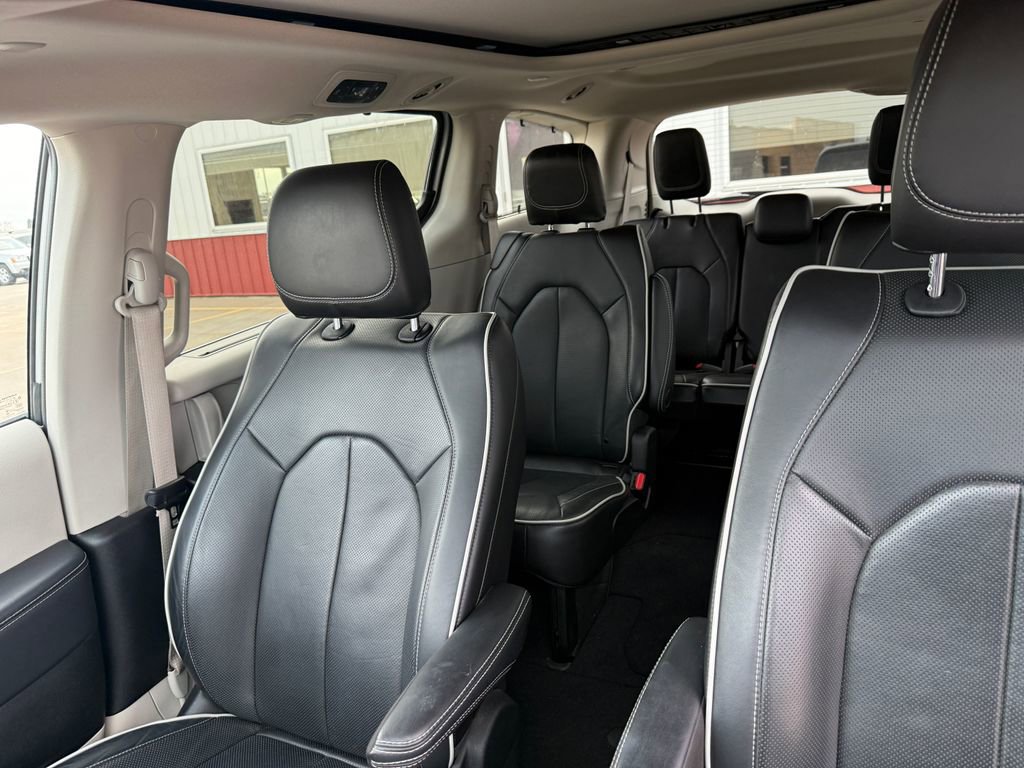 Used 2023 Chrysler Pacifica Limited AWD/4WD image 29