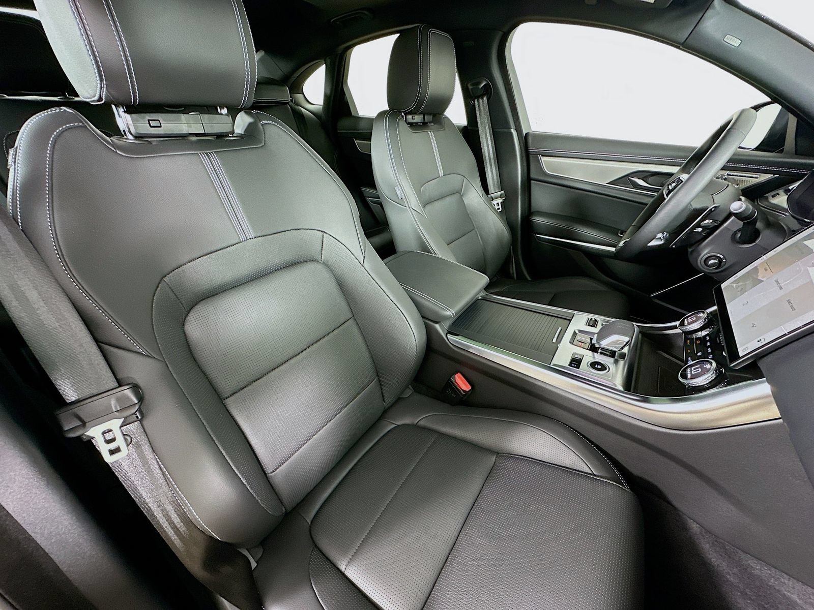Used 2024 Jaguar XF R-Dynamic SE AWD/4WD image 47