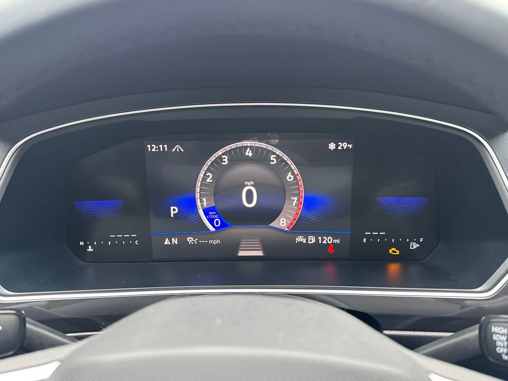 Used 2024 Volkswagen Tiguan SE R-Line image 9