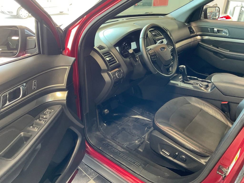 Used 2018 Ford Explorer XLT w/ Equipment Group 202A image 8
