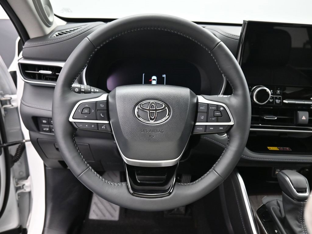 Certified 2025 Toyota Highlander Platinum image 17