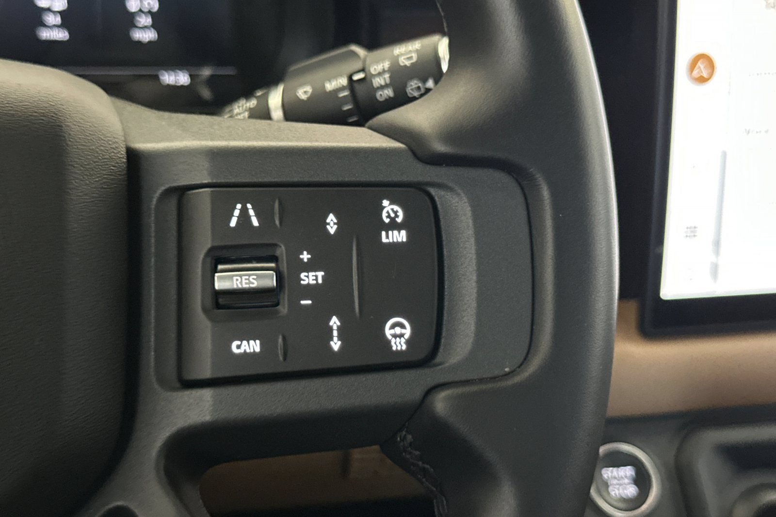 Used 2025 Land Rover Defender 110 X-Dynamic SE AWD/4WD image 30