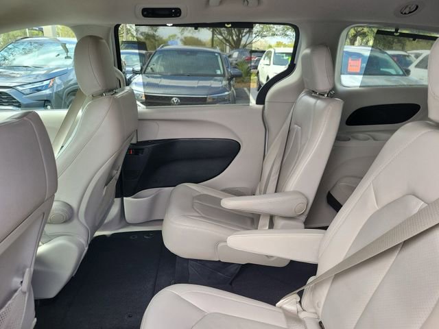 Used 2018 Chrysler Pacifica Touring-L image 28