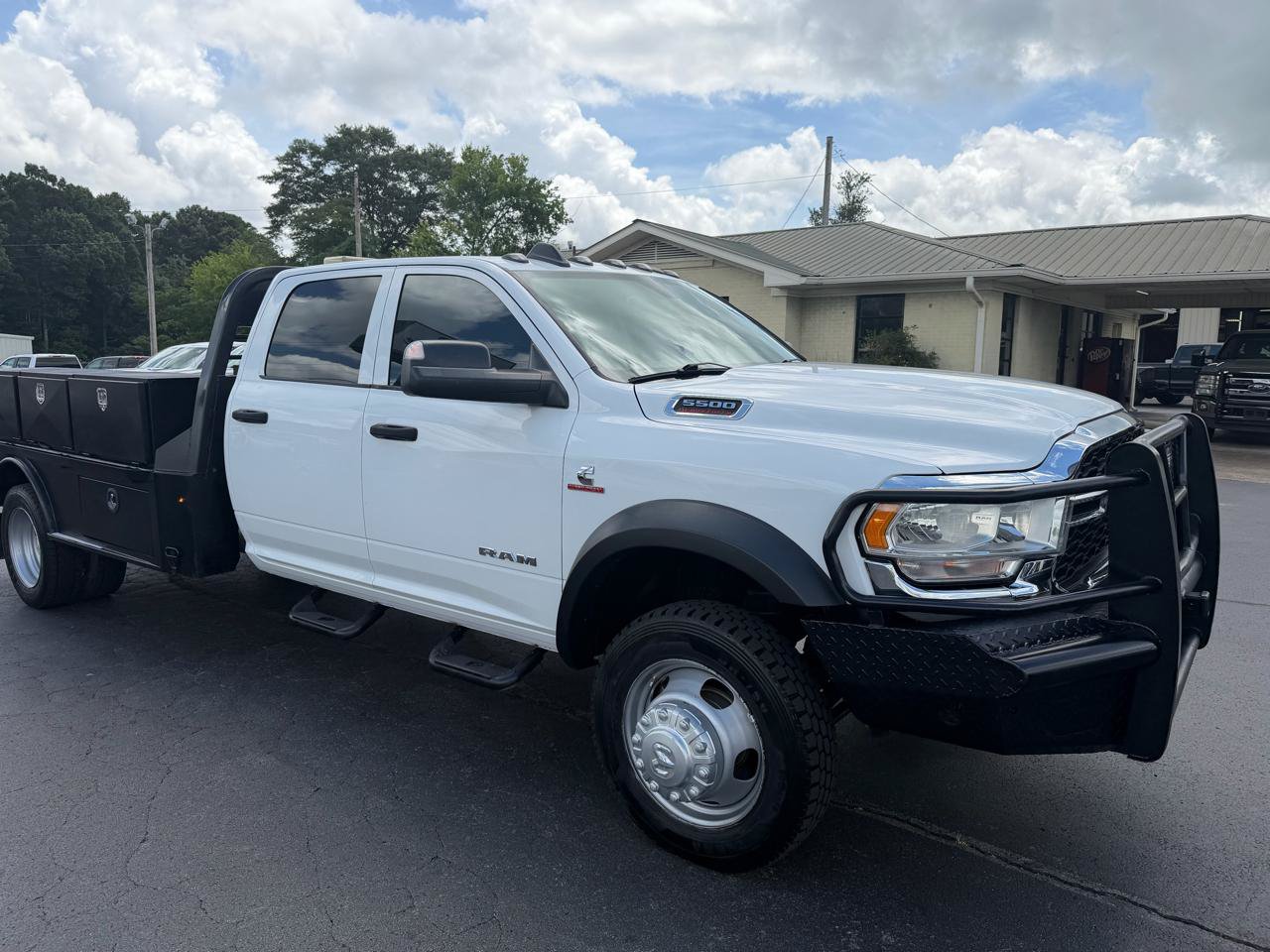 Used 2020 RAM 5500 Tradesman w/ Chrome Appearance Group AWD/4WD image 3