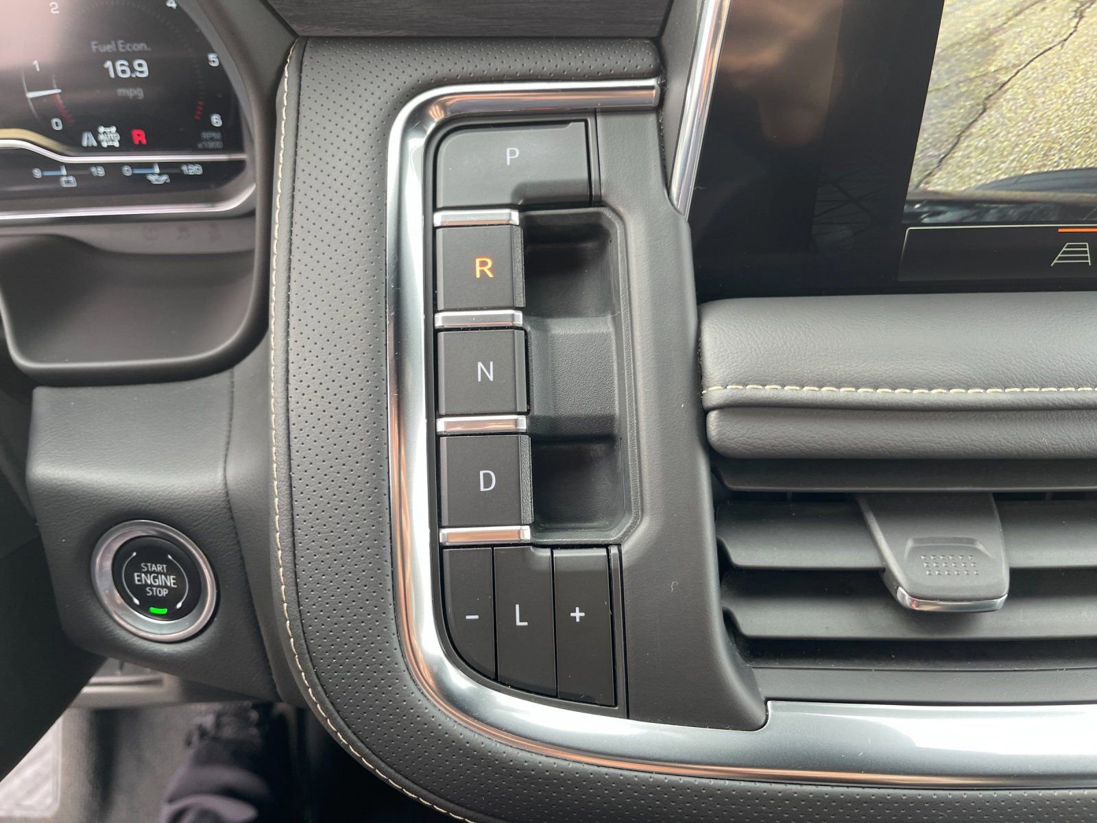 Used 2024 GMC Yukon SLT image 25