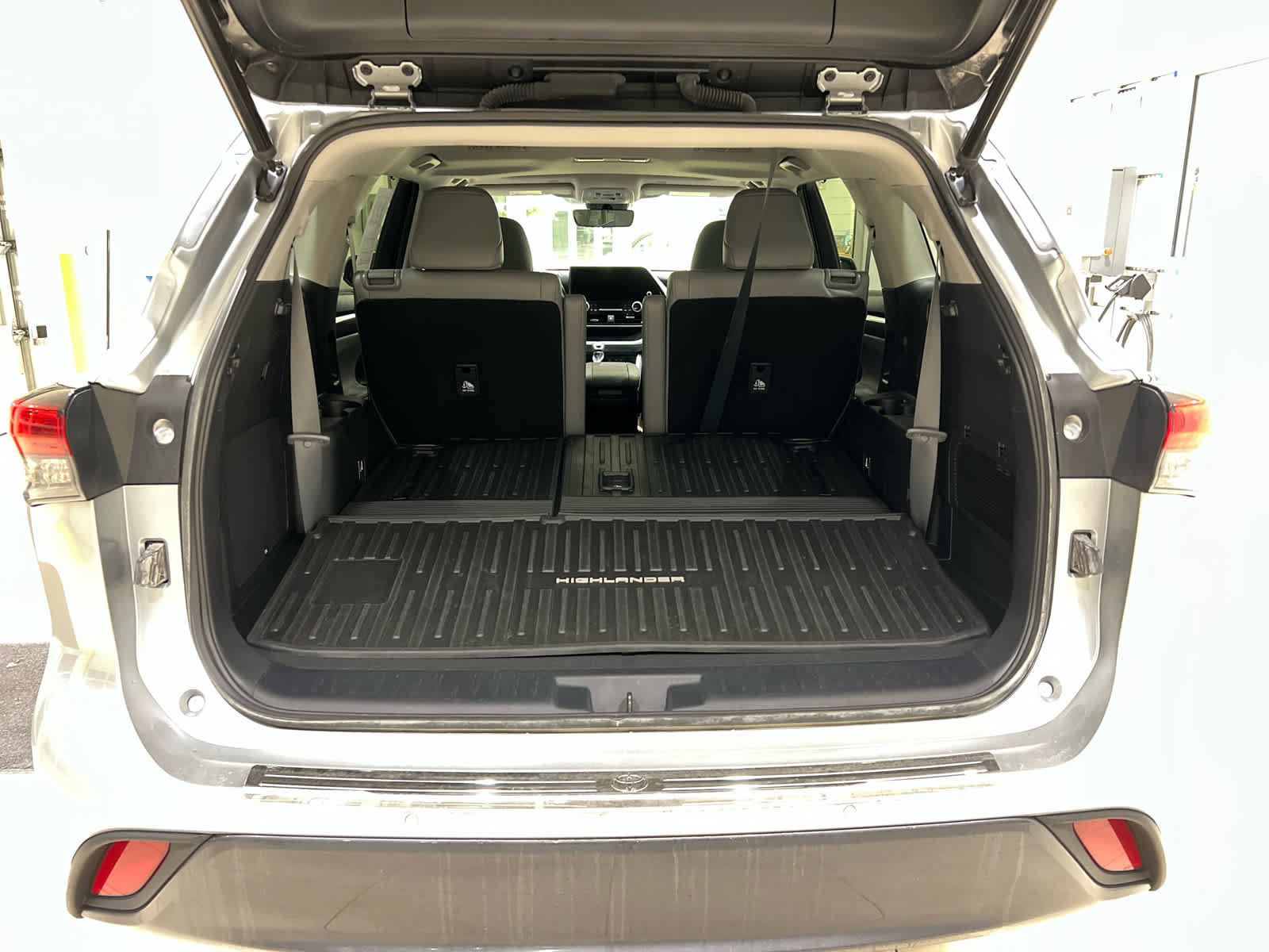 Used 2023 Toyota Highlander Limited image 8