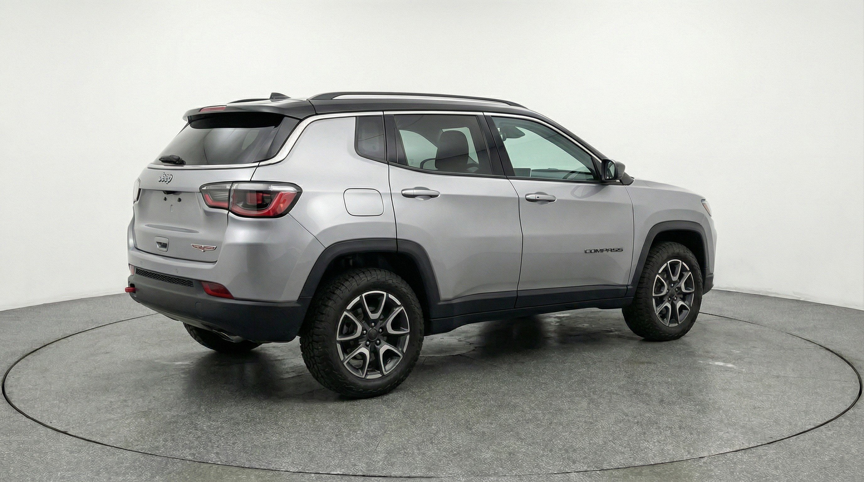 Used 2025 Jeep Compass Trailhawk AWD/4WD image 9