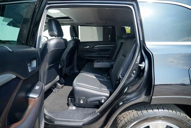 Used 2017 Toyota Highlander Limited image 19