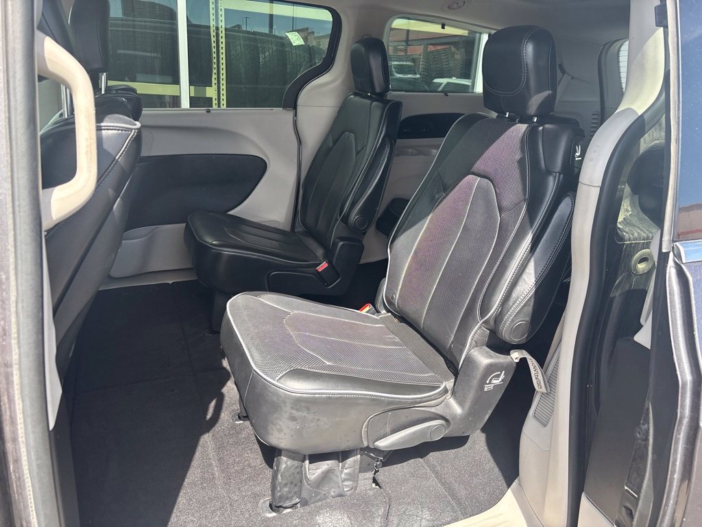 Used 2017 Chrysler Pacifica Limited FWD image 11
