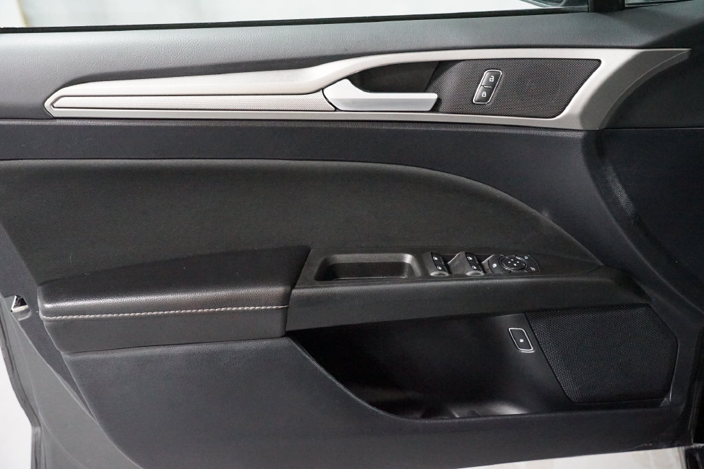 Used 2020 Ford Fusion SE FWD image 29