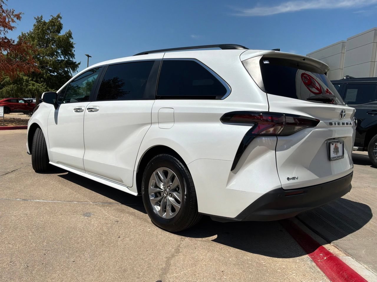 Used 2026 Toyota Sienna XLE FWD image 8