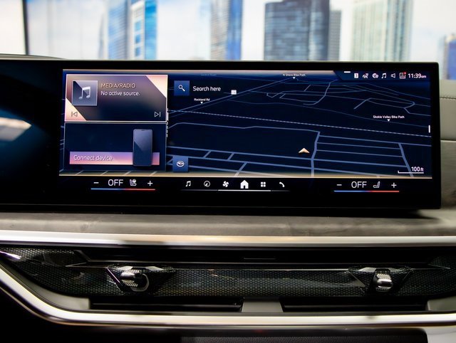 Used 2025 BMW X7 xDrive40i w/ Premium Package image 18