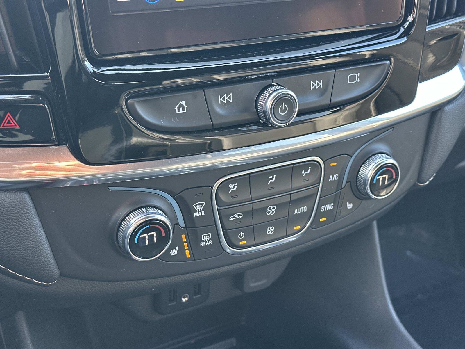 Used 2023 Chevrolet Traverse LT w/ Rear Camera Mirror Package image 30