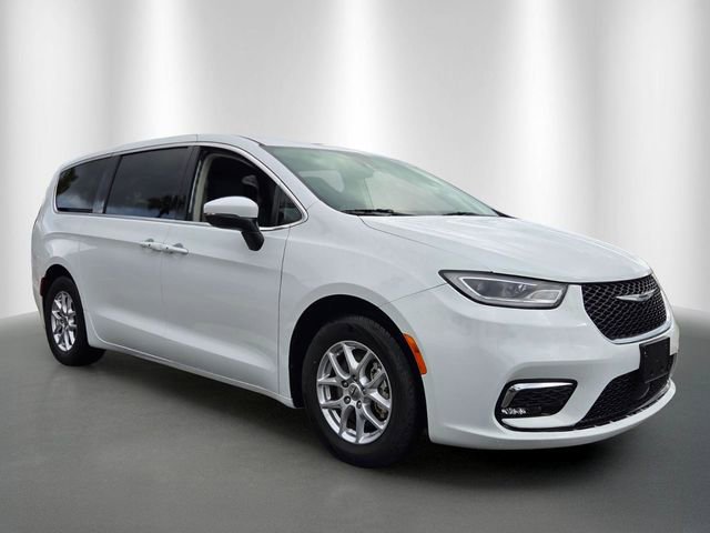 Used 2023 Chrysler Pacifica Touring-L FWD image 7