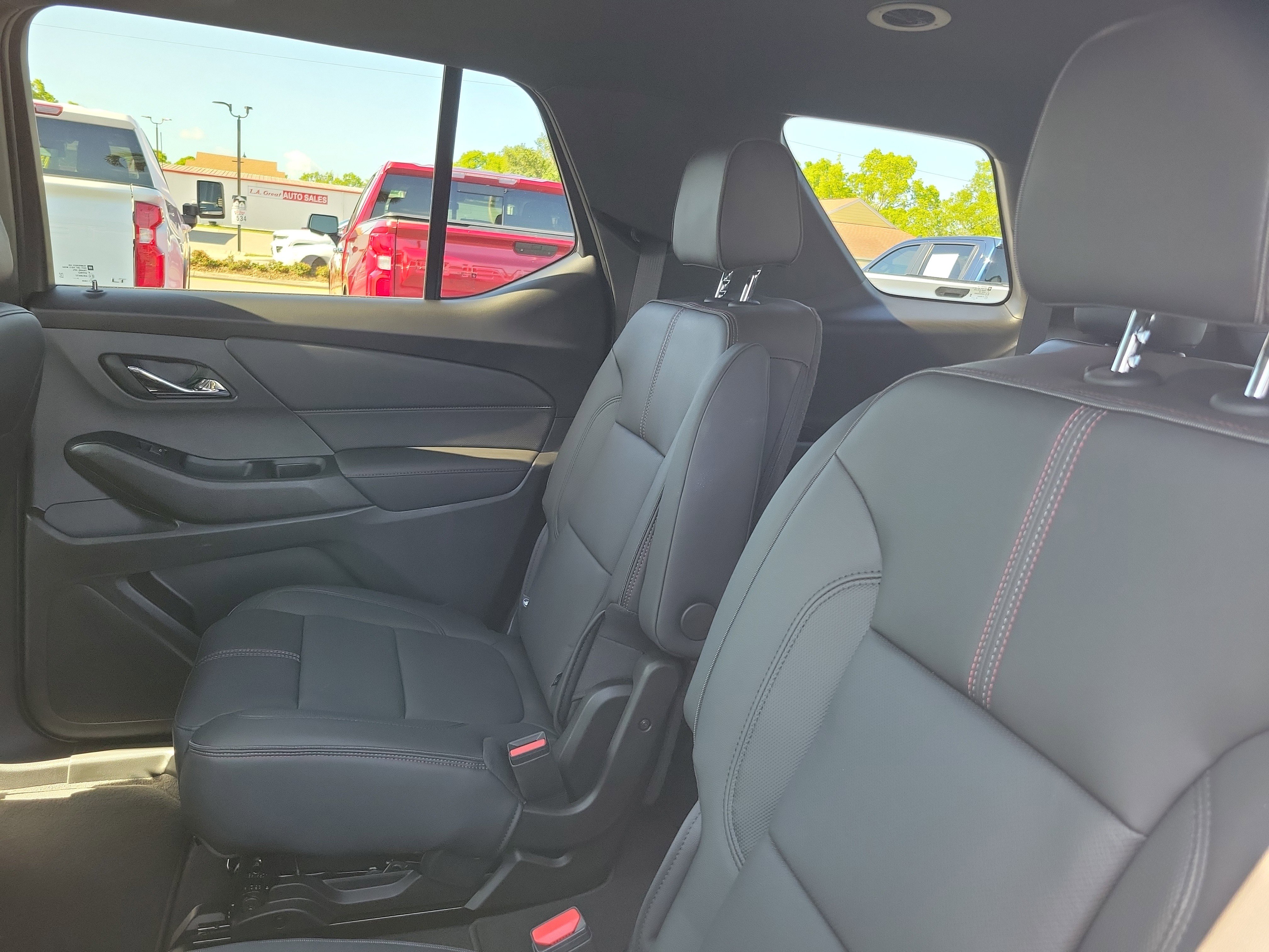 Used 2023 Chevrolet Traverse RS FWD image 8