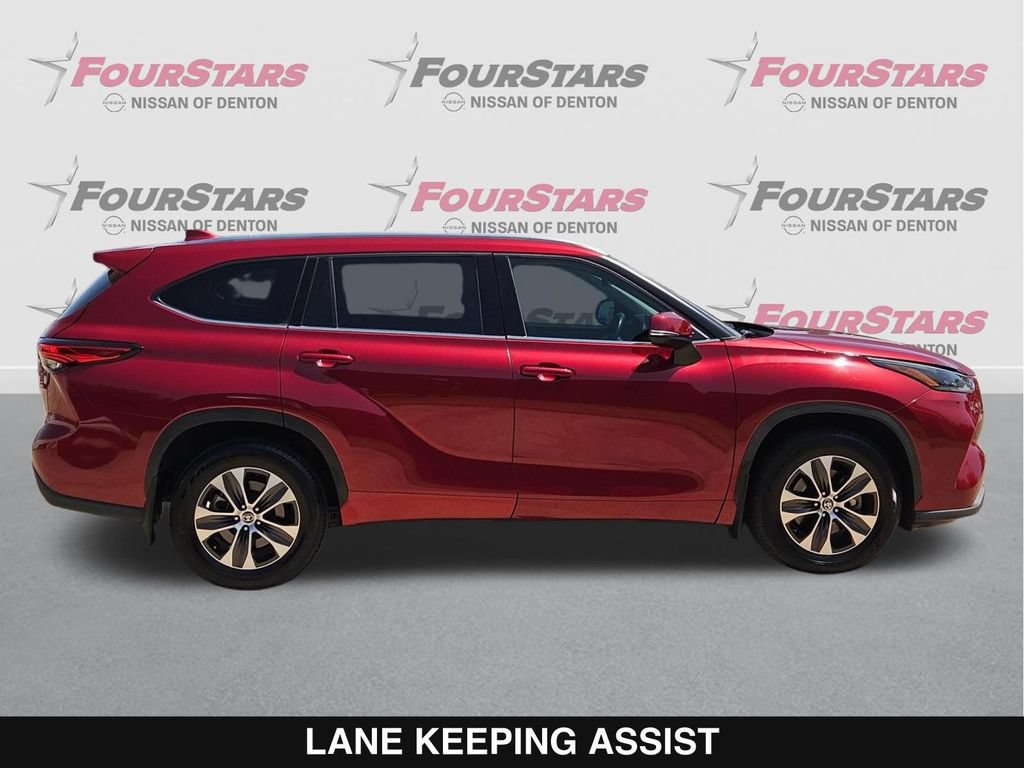 Used 2021 Toyota Highlander XLE AWD/4WD image 3