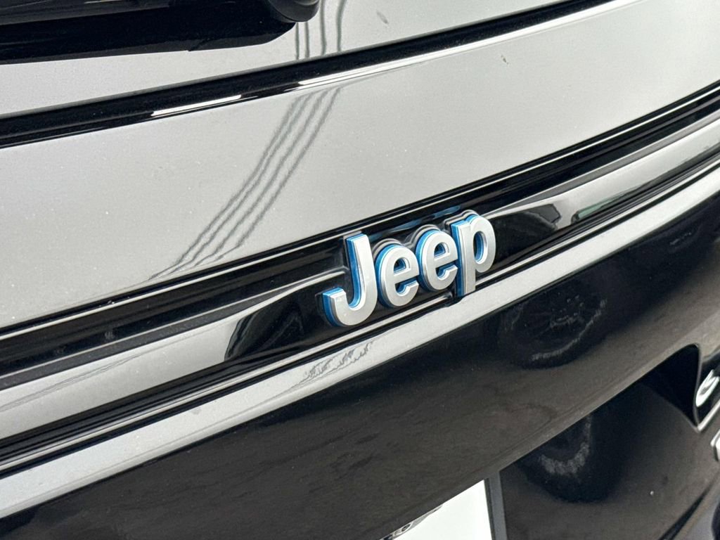 Used 2023 Jeep Grand Cherokee Summit AWD/4WD image 5