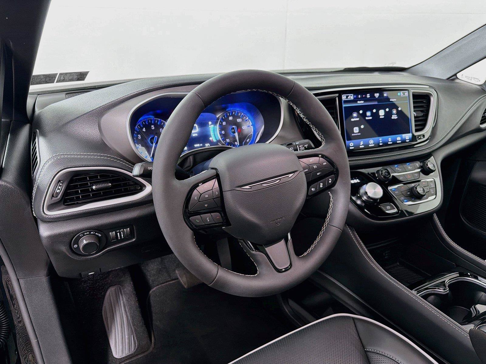 Used 2027 Chrysler Pacifica Limited FWD image 16