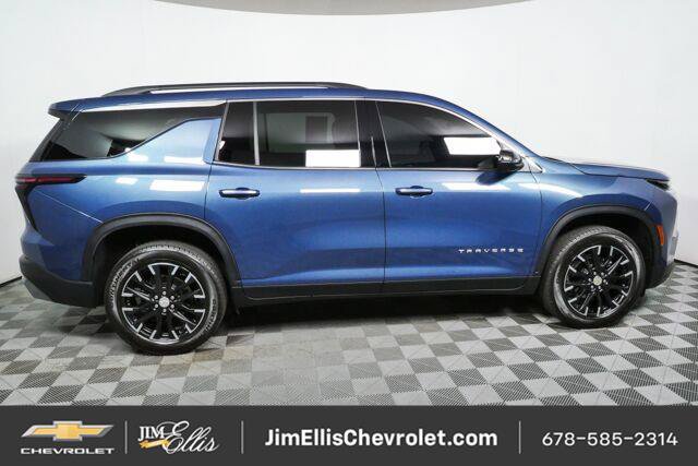Used 2026 Chevrolet Traverse LT w/ Sun and Wheel Package FWD image 2