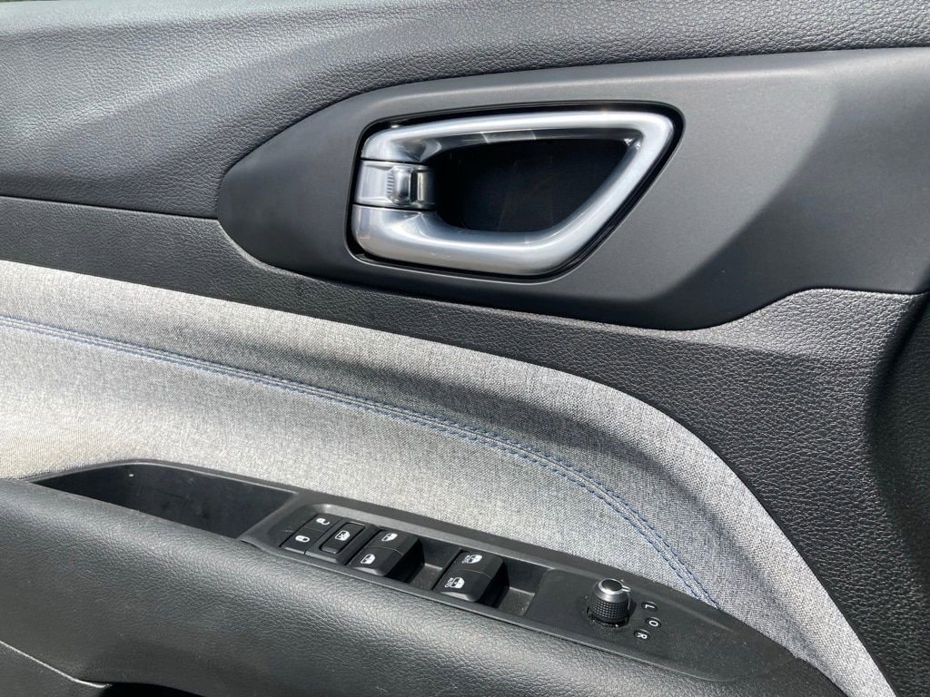 Used 2025 Jeep Compass Latitude image 12