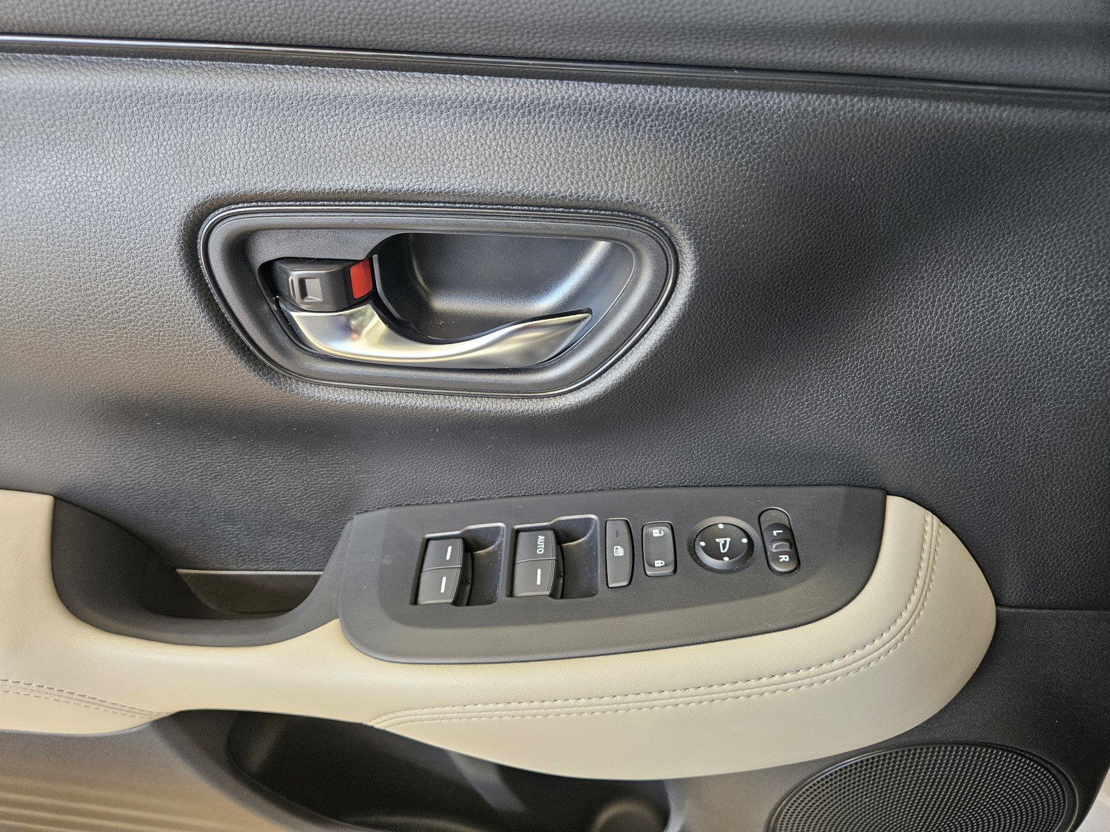 Used 2025 Honda HR-V LX image 29