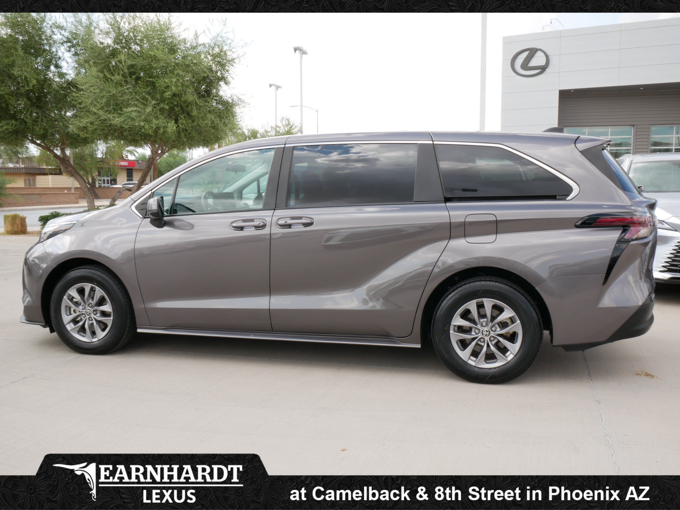 Used 2023 Toyota Sienna LE FWD image 5