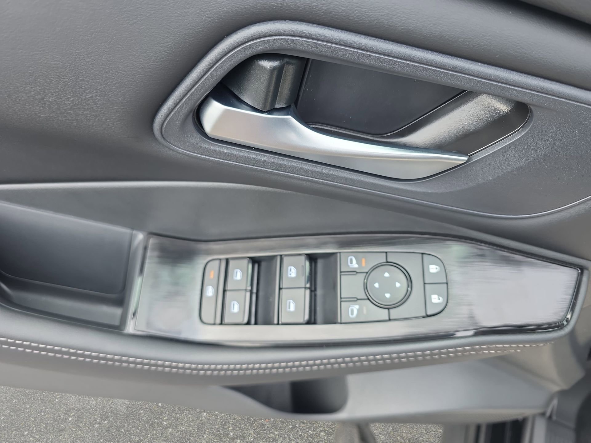 New 2026 Nissan Rogue SV w/ Cold Weather Package FWD image 27