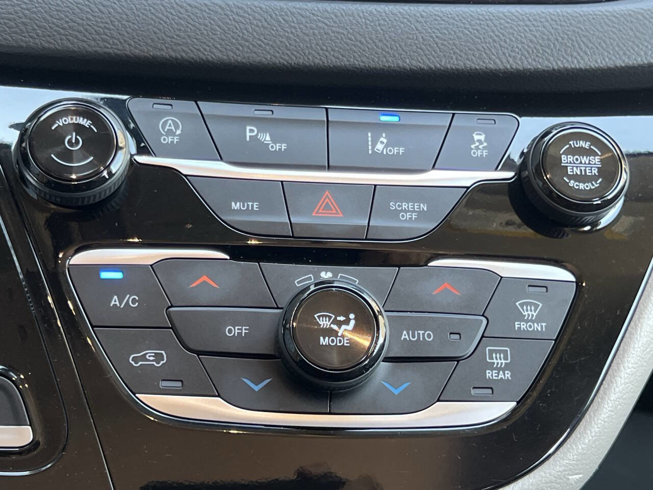 Used 2024 Chrysler Pacifica Touring-L FWD image 29