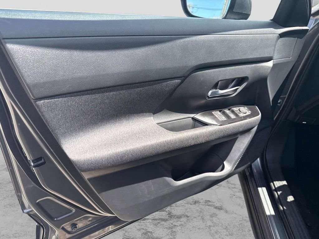 Used 2025 Nissan Kicks SV AWD/4WD image 17