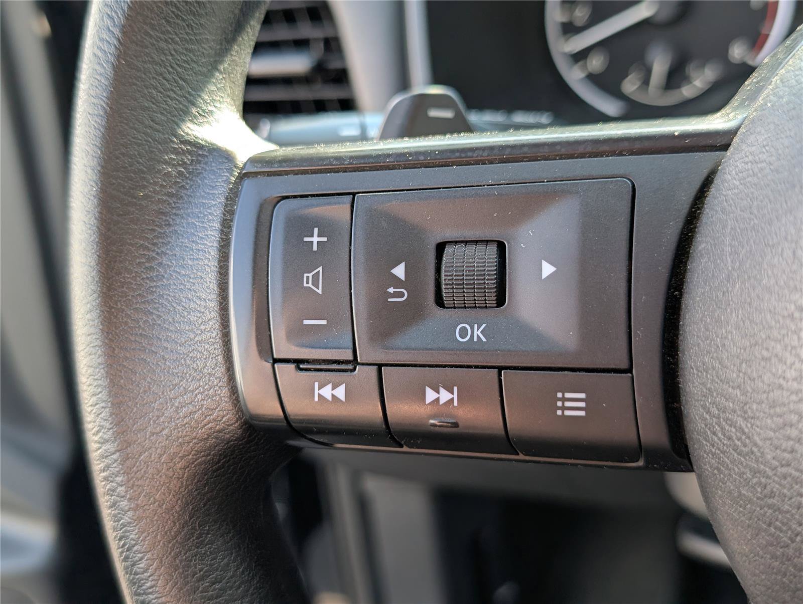 Used 2024 Nissan Rogue S AWD/4WD image 18