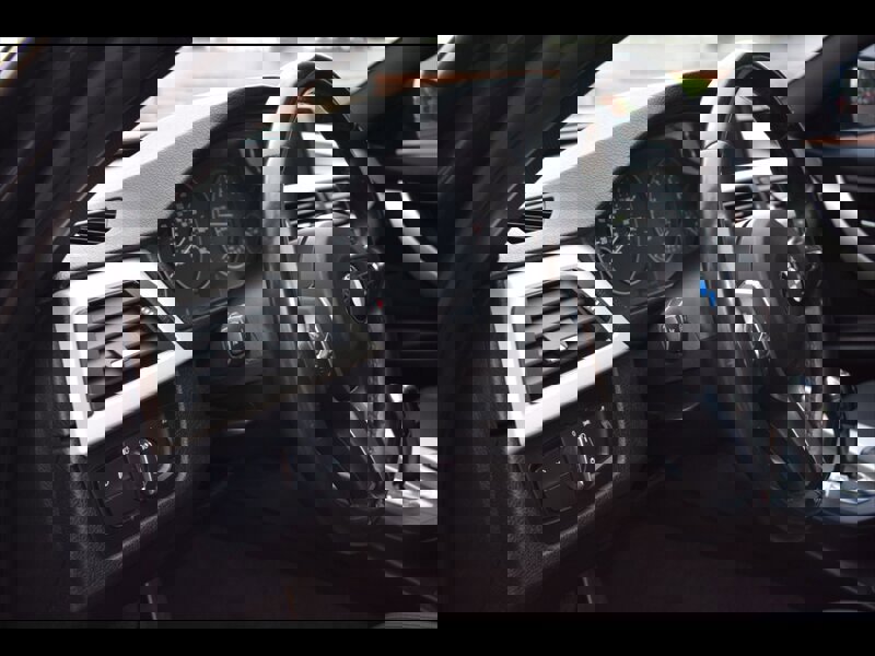 Used 2016 BMW 320i Sedan w/ Sport Package image 19